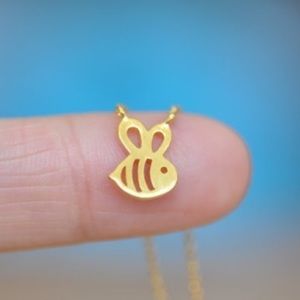 🐝 Dainty bee necklace in silver or gold 🐝
